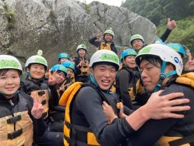 ラフティング 研修の一環でチームワークを鍛えます。