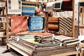 家具だけでなくペルシャ絨毯やフランチャイズ事業も行っています