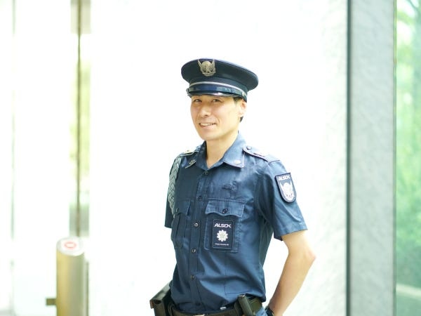 【女性が多数活躍中です】警備員としての立ち居振る舞いから、緊急時の対応までイチから教えます。未経験の方もどうぞご安心ください。