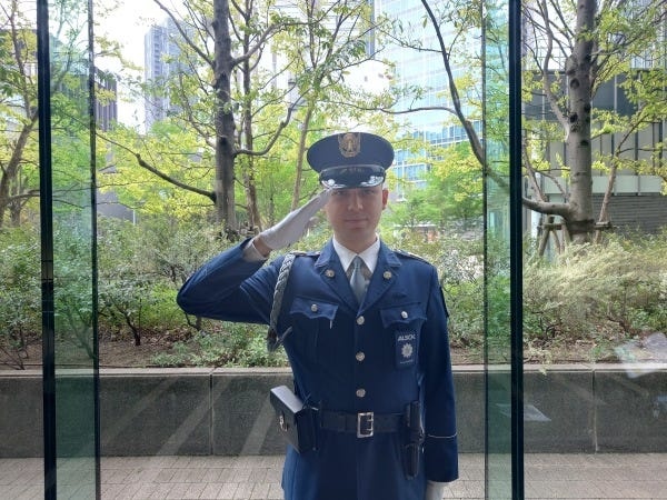 立ちっぱなし、座りっぱなしにならないようにシフトを組んでいます。