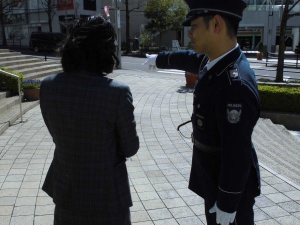 保険の営業や工場勤務のスタッフ、調理師など、未経験から警備の道を選んだ中途社員の先輩たちが多数活躍中。あなたも先輩のあとに続いてください。