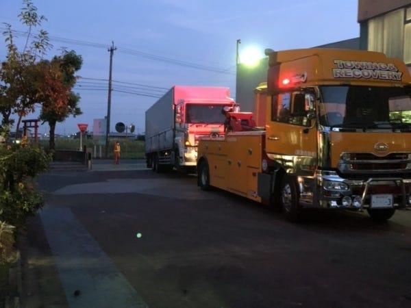 故障した車両を運搬する場合は、目の前車道（公道）も気にしながら誘導していただく場合もございます。