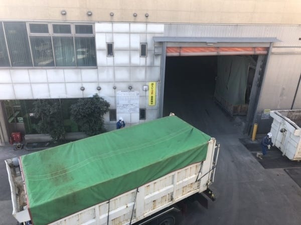 当社の本社工場にて、搬入してくる車両を構内へ誘導していただきます。