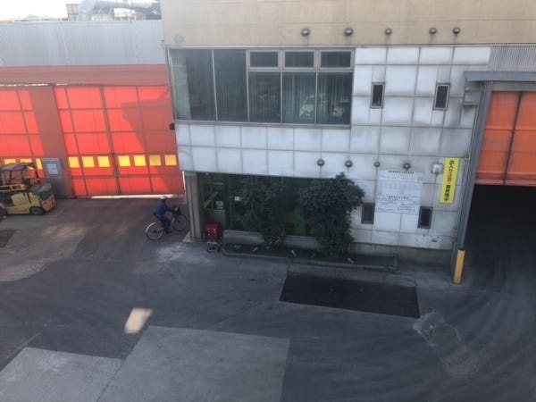 また構内のどこに誘導する指示等に関しては、貸与させていただくIP無線を使って誘導していただきます。