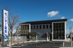 １階センター薬局市民病院前店、２階は松阪地区薬剤師会事務局