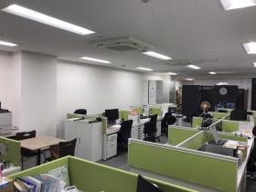 執務室です。奥の黒い箱はサーバーです。