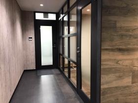 執務室の入口です。左側は会議室です。