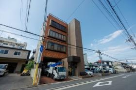 京都本社の外観です 左隣が物流センターです