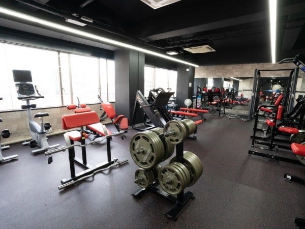 マシンエリア　フリーウエイト、ウエイトスタックマシン、有酸素マシンと充実した設備を完備。指導の幅も広がります。