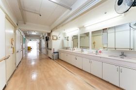 古いですが明るい施設内