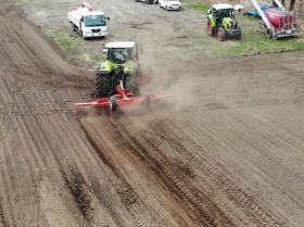 農作業に関わる部門では重機を使った仕事も