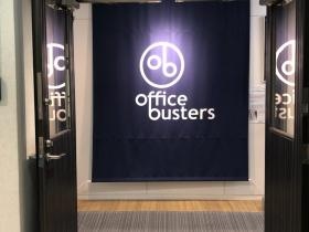 本社エントランス（日本橋らしくのれんでお出迎えします）