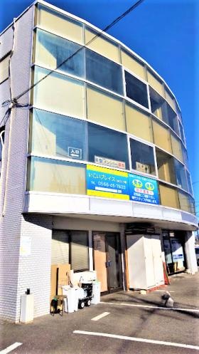 外観の写真です。こちらの２、３階で活動しています。