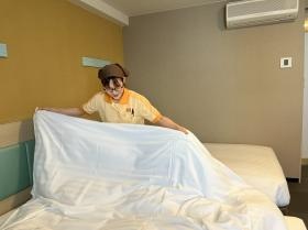 ベッドメイク作業風景