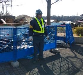 公園内の工事現場で、声掛け誘導をしています。