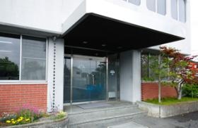 正面玄関アプローチです