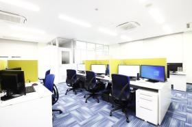 執務室はフリーアドレス☆主に正社員が業務を行うスペースです