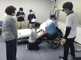 『抱えない介護』福祉用具を活かしてノーリフト研修