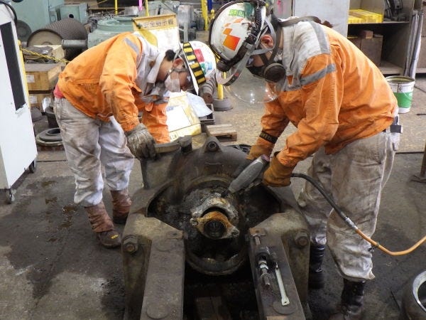整備作業風景です。プラントより取外した設備を自社工場へ持ち帰って整備します。