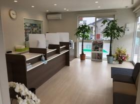 オリーブ薬局高坂店の様子。清潔感のある店舗です。