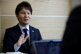 事務所内相談室での相談の様子