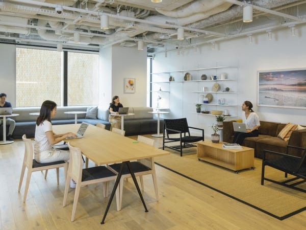 職場はWeWorkジアーガイルアオヤマの11名個室です。画像はラウンジの風景です。