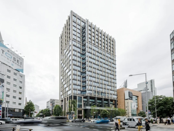 築3年のビルは駅近で落ち着いたエリアにあります。