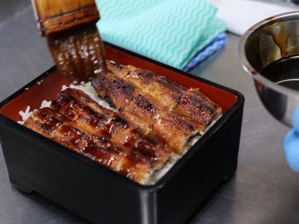 当店の自慢は”パリッサクッフワッ”のおいしい「鰻」。