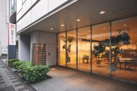 弊社入口です。入ってすぐ左に受付があります。