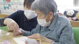 スタッフが利用者さんに関わっています。