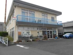 本社外観 写真右側は弊社倉庫です
