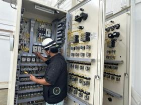 参考写真：ポンプ場の電気設備点検作業