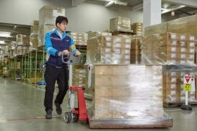 ハンドリフトを使ってラクラク搬送