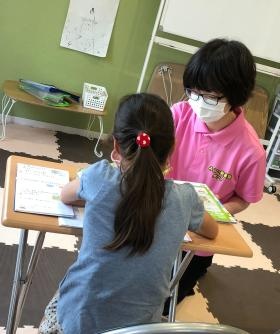子ども達と遊んだり簡単な勉強を教えたり等やりがいのある仕事