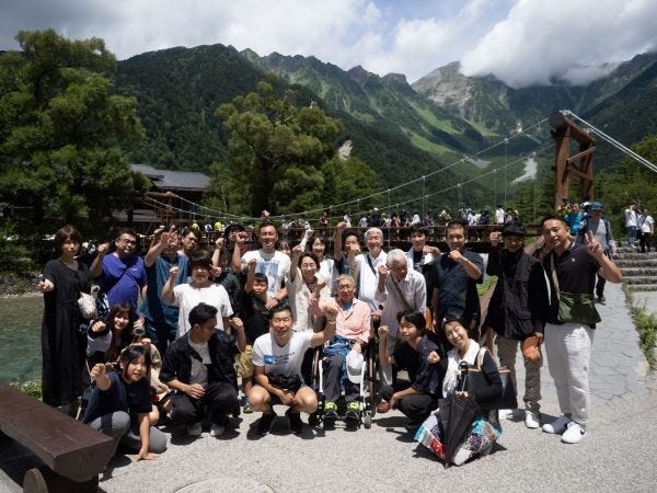 令和6年7月の周年旅行はご家族も参加で上高地へ行ってきました！創業100周年に向かって全社員一丸となって頑張っています。