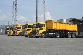 １０ｔ大型ダンプと２０ｔトレーラーダンプがあります。