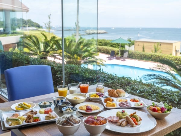 ホテル内のレストランや別セクションのヘルプに入ることも。お客様からいただく高評価のクチコミも、スタッフみんなで喜び合っています。