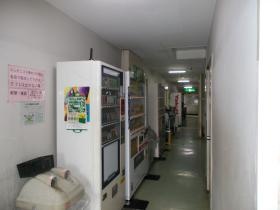 寮内にタバコ、酒、ジュースの自販機