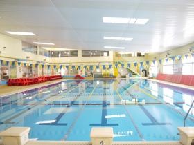 開校１９８５年ＦＦＣセラミックス導入のきれいな水の温水プール