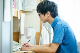 【介護】 一人ひとりの様子を記録してます。