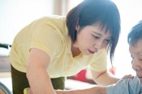 【介護】 食事に行きましょうか。