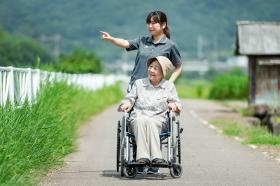 【介護】 天気が良い日は、遊歩道で散歩。