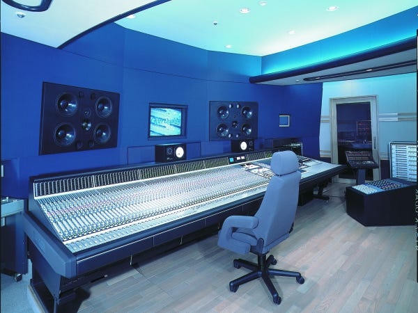 音楽のレコーディングエンジニア・アニメなどの音楽レコーディングエンジニア・アシスタント（商用録音スタジオでの経験者）