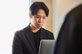 代表の竹村です。