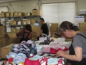 商品加工作業１（パッケージ入れ等）リーダーが教えてくれます