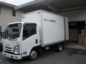自社所有トラックです（納品や他社の倉庫への運搬に）