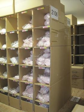 商品棚（誰でも簡単にピッキング出来るよう棚番設定してます）