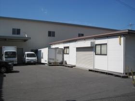 センター外観（事務棟１層倉庫棟２層）中は意外と広いです