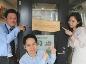 居室入口。左から代表、エンジニア、営業。和気藹々