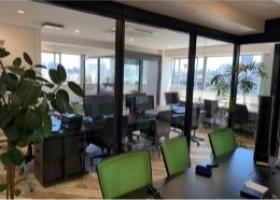 開放感のあるオフィス。フリーアドレス制。